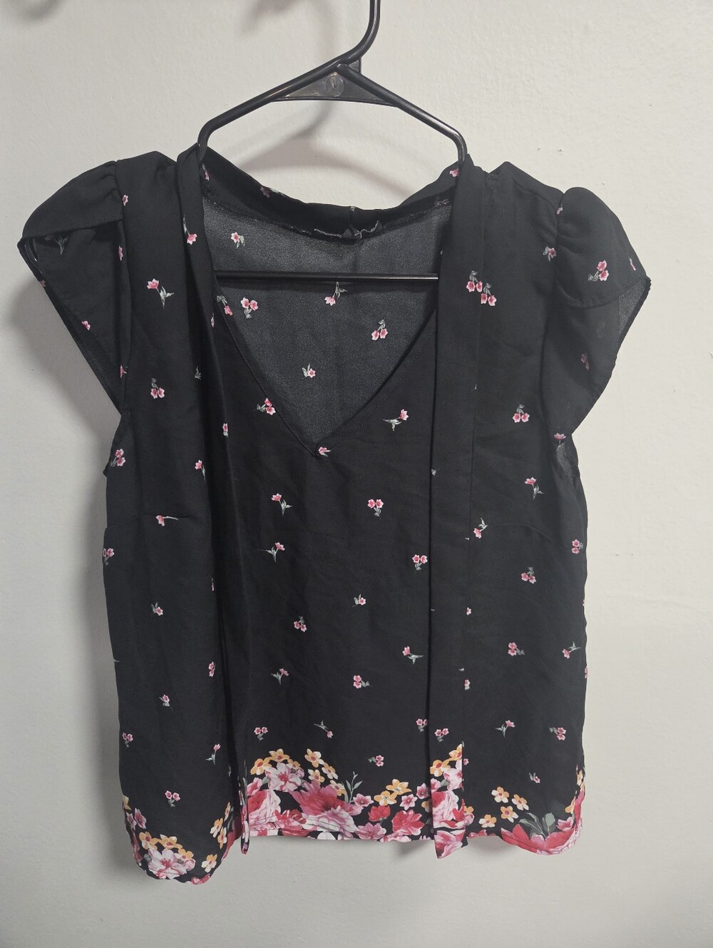 Ups & Downs Black Floral Flutter Sleeve Blouse Size Small
